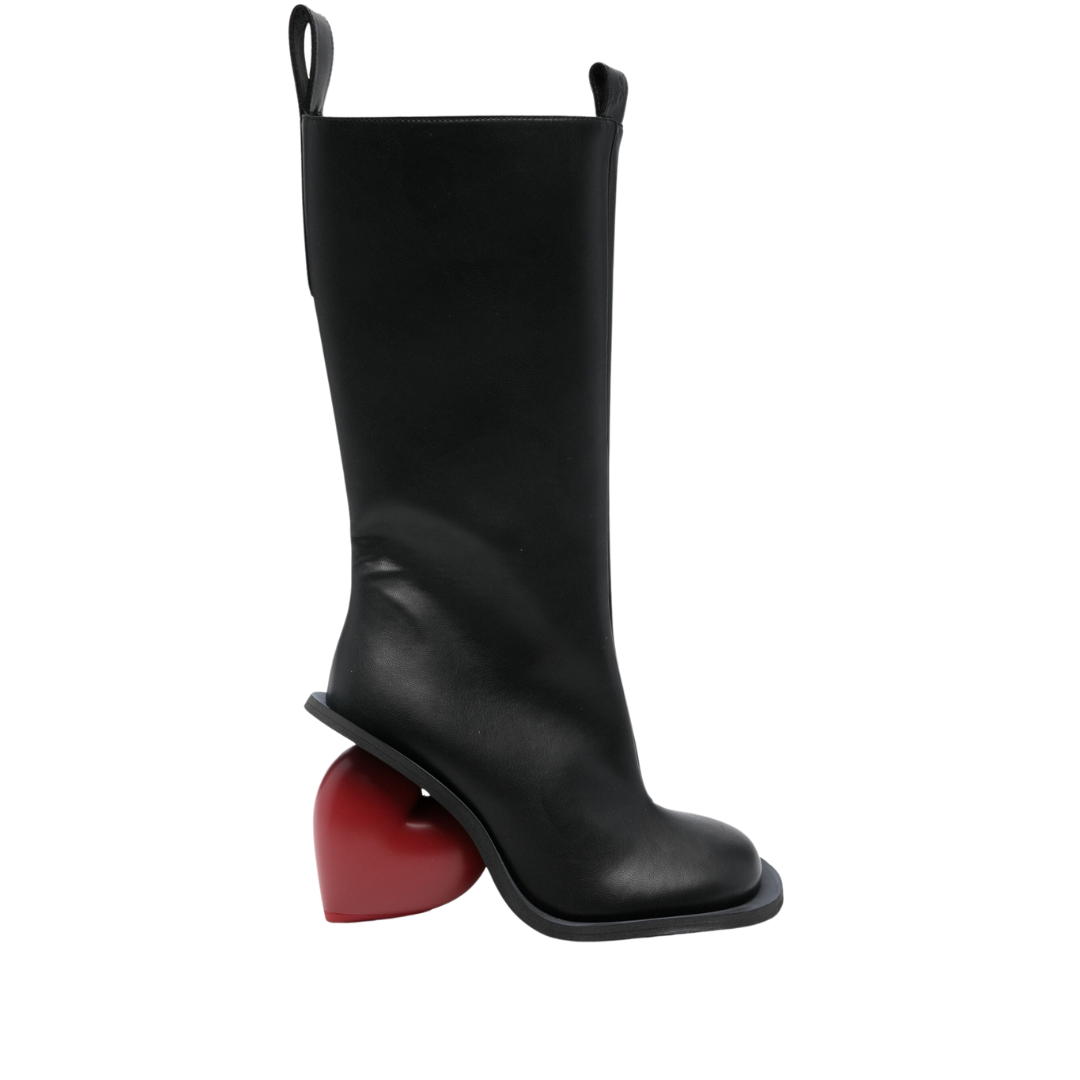 Love Heels Boots in knielanger Ausführung auf neutralem Hintergrund. Die stilvollen Damenstiefel mit Rundkopf-Design und Reißverschluss verfügen über einen auffälligen roten Herz-Absatz. Das Bild hebt das elegante und komfortable Design der Stiefel hervor. Abgebildet in Seitenansicht