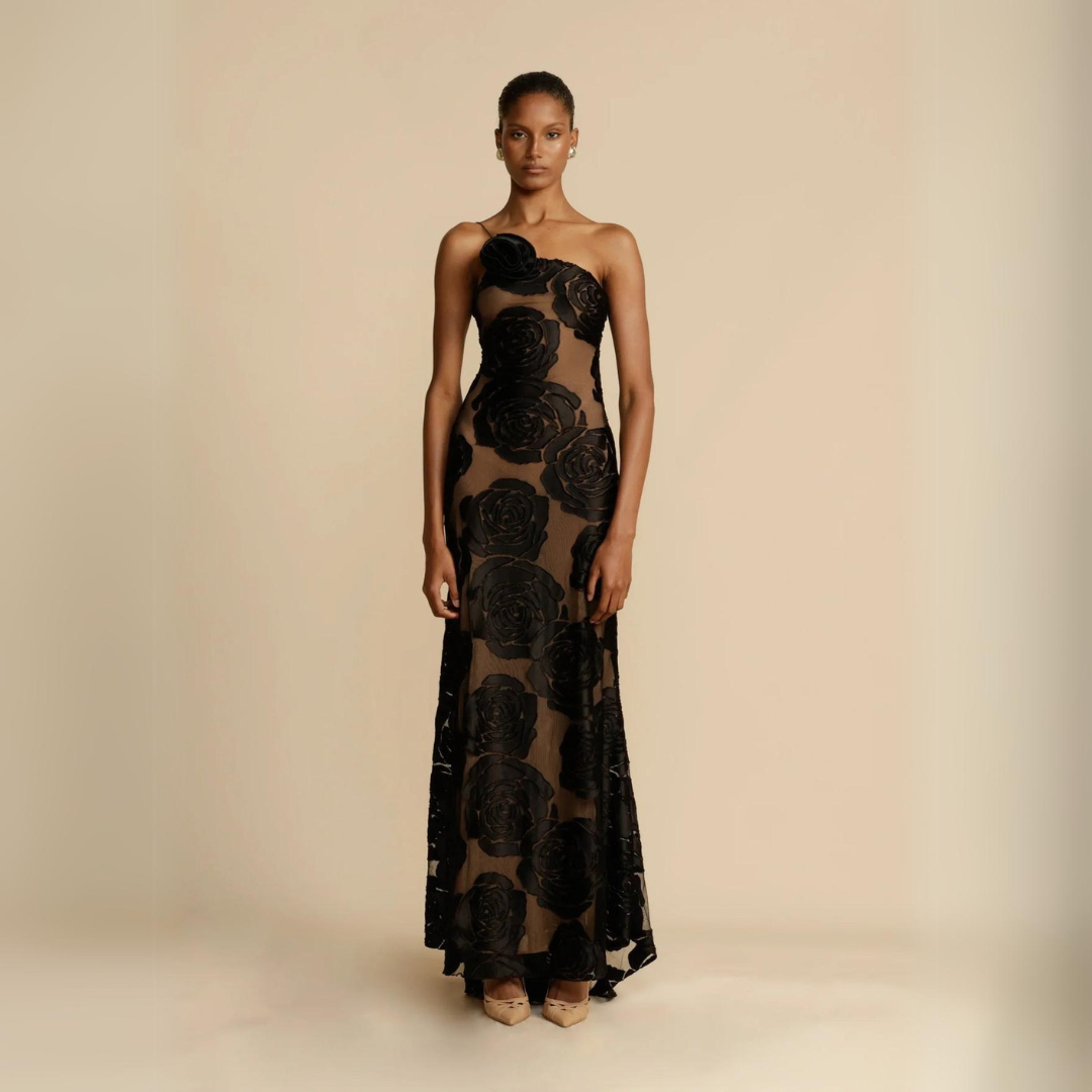 Frau in luxuriösem Kleid Mary in Vorderansicht. Das Kleid zeichnet sich durch sein elegantes Ein-Schulter-Design, die rückenfreie Silhouette und die figurbetonte Bodycon-Passform aus. Ideal für glamouröse Abendveranstaltungen und besondere Anlässe.