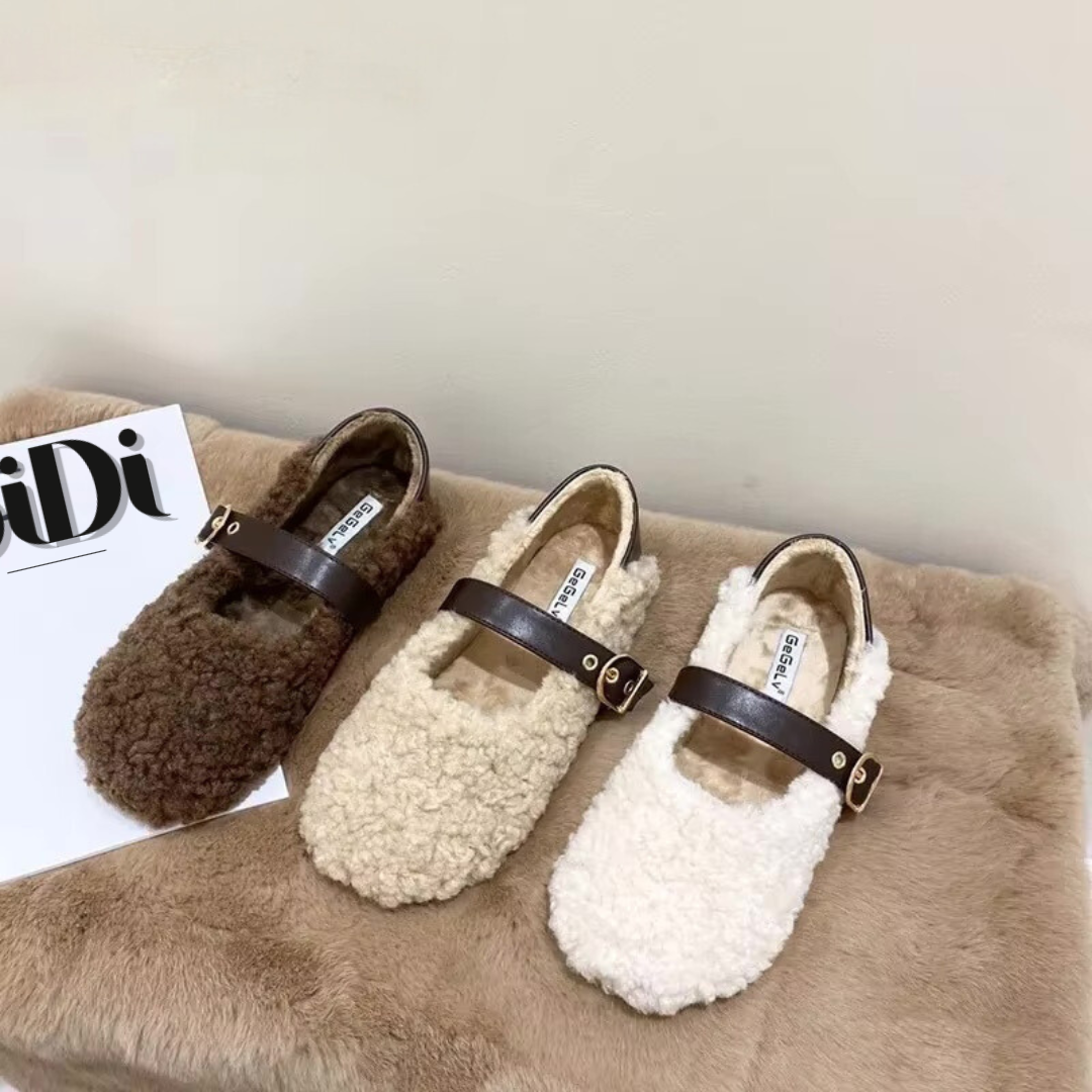 Drei Paare der Loafer Teddy in den Farben Braun, Beige und Apricot. Jeder Schuh ist in der Vorderansicht abgebildet, zeigt das klassische Mary-Jane-Design und das weiche Lammhaar. Die flache, flexible Sohle und der Slip-On-Stil sorgen für Komfort und Wärme, ideal für Herbstspaziergänge.