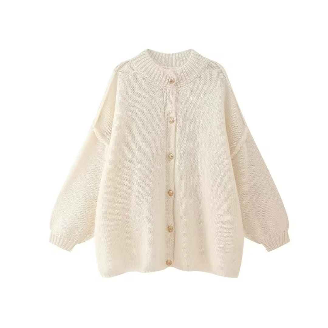 Produktfoto des eleganten Cardigans Riana in Vorderansicht. Der Cardigan präsentiert sich in einer klassischen Passform mit V-Ausschnitt und eleganten Knöpfen, gefertigt aus hochwertigem, weichem Strickstoff. Die hüftlange Länge bietet vielseitige Kombinationsmöglichkeiten für stilvolle Herbst- und Winterlooks. Der Cardigan Riana ist in trendigen und klassischen Farben erhältlich und bietet optimalen Komfort und eine ansprechende Optik.