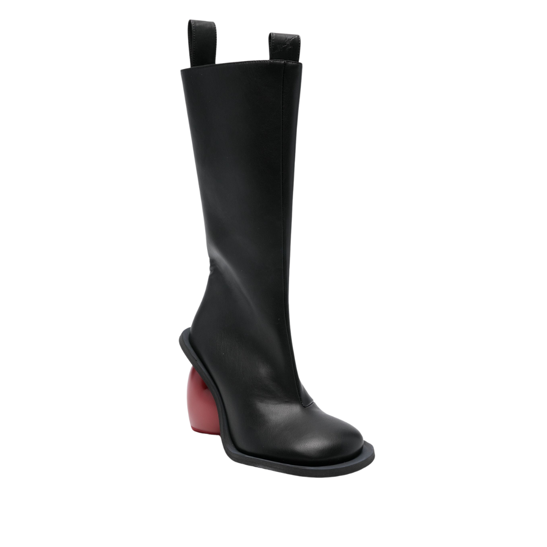 Vorderansicht der Love Heels Boots auf neutralem Hintergrund. Die trendigen Damenstiefel mit Reißverschluss und Rundkopf-Design sind im knielangen Schnitt zu sehen, der das luxuriöse und stilvolle Aussehen der roten Herz-Absätze betont.