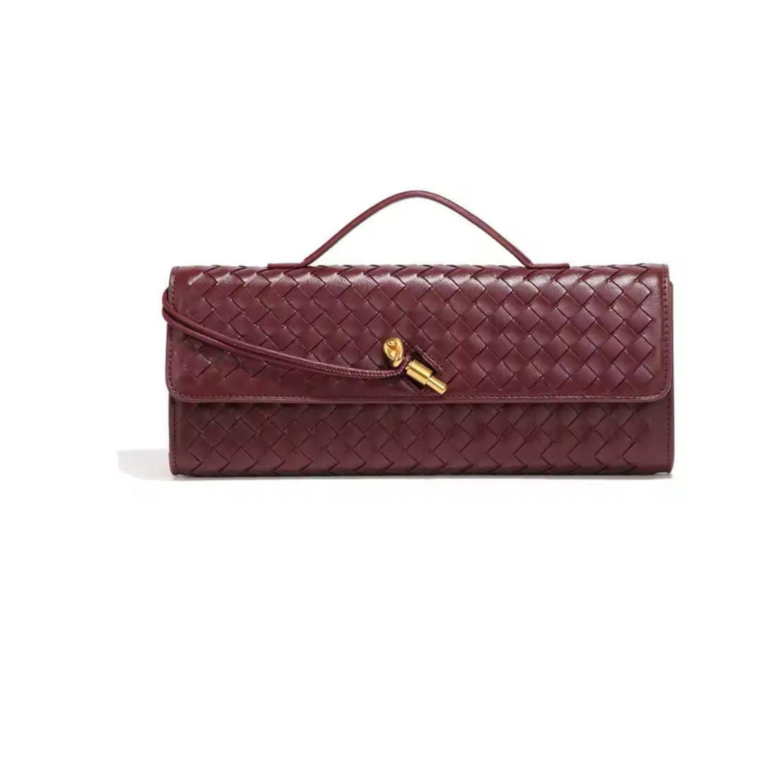 Produktbild der Tasche Fina in Farbe Bordeaux auf neutralem Hintergrund - Hochwertige gewebte Umhängetasche für Damen, minimalistisches Design, Premium Clutch mit langem Schulterriemen, ideal für Alltag und besondere Anlässe