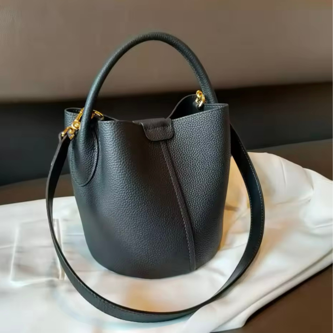 Bucket Bag Noah in Schwarz – Runde Eimer-Tasche aus feinem Rindsleder mit elegantem Design, verstellbarem Schulterriemen und kompakter Größe, ideal für Alltag und besondere Anlässe.