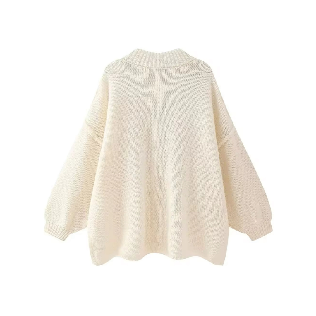 Produktfoto des eleganten Cardigans Riana in Rückansicht. Der Cardigan zeigt sich in klassischer Passform mit V-Ausschnitt und eleganten Knöpfen, gefertigt aus hochwertigem, weichem Strickstoff. Die hüftlange Länge und die feinen Details sorgen für einen stilvollen Look, ideal für Herbst- und Winteroutfits. Der Cardigan ist in trendigen und klassischen Farben erhältlich und bietet sowohl Komfort als auch eine ansprechende Optik.
