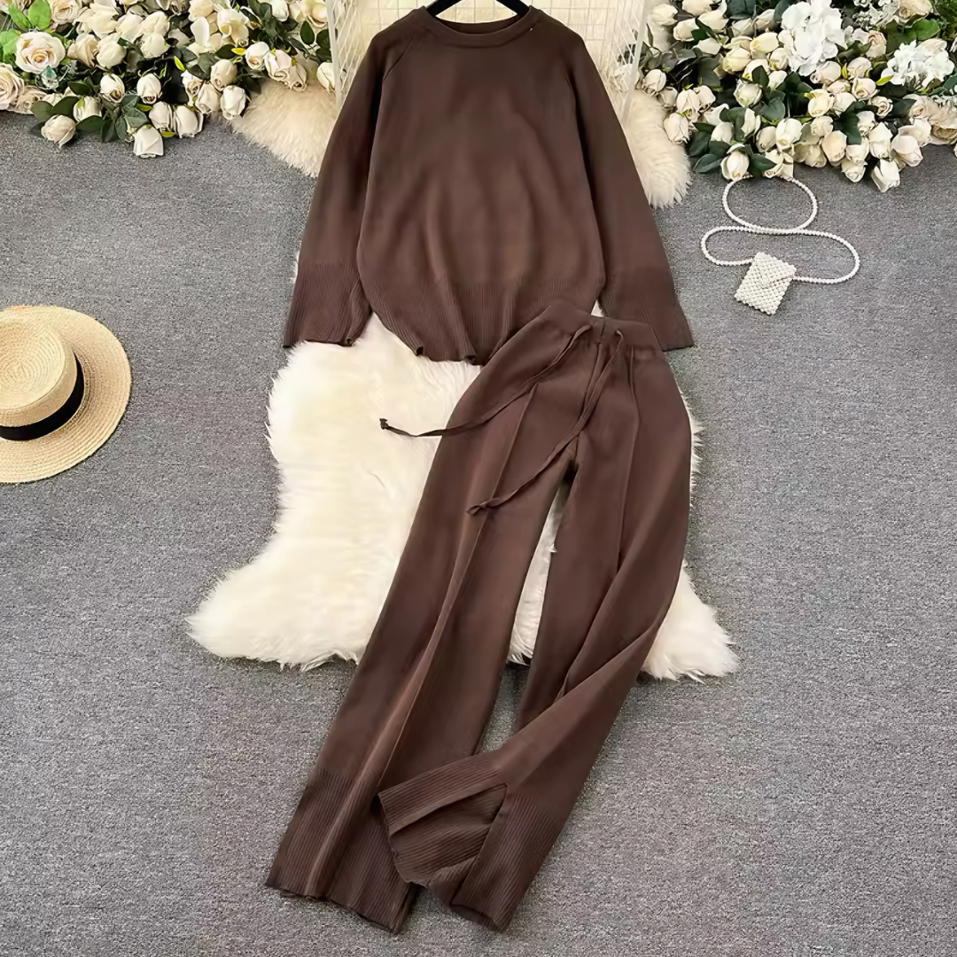 Cozy Set Noemi in Coffee, bestehend aus einem lässigen Pullover mit O-Ausschnitt und einer weit geschnittenen Hose, in Produktfoto. Das hochwertige, gestrickte Material sorgt für maximalen Komfort und Wärme, während das lockere Design eine elegante Silhouette bietet. Perfekt für Herbst und Winter, ideal für Büro-Style oder entspannte Tage zu Hause.