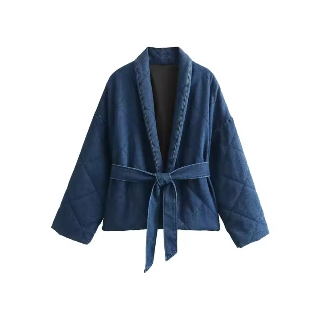 Denim Steppjacke Charly in Blau, Produktfoto in Vorderansicht auf neutralem Hintergrund, gepolstertes Design mit Gürtel, ideal für Winter 2024.