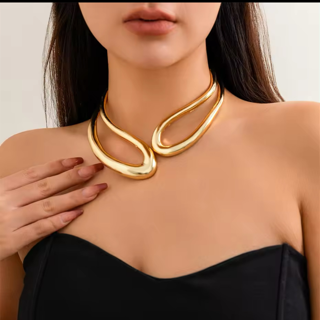 Goldfarbene Halskette, getragen von einer Frau, zeigt das robuste, moderne Design des Metallic Schmucksets. Die Halskette ist verstellbar und ideal für verschiedene Anlässe, von Alltagslooks bis zu besonderen Events.