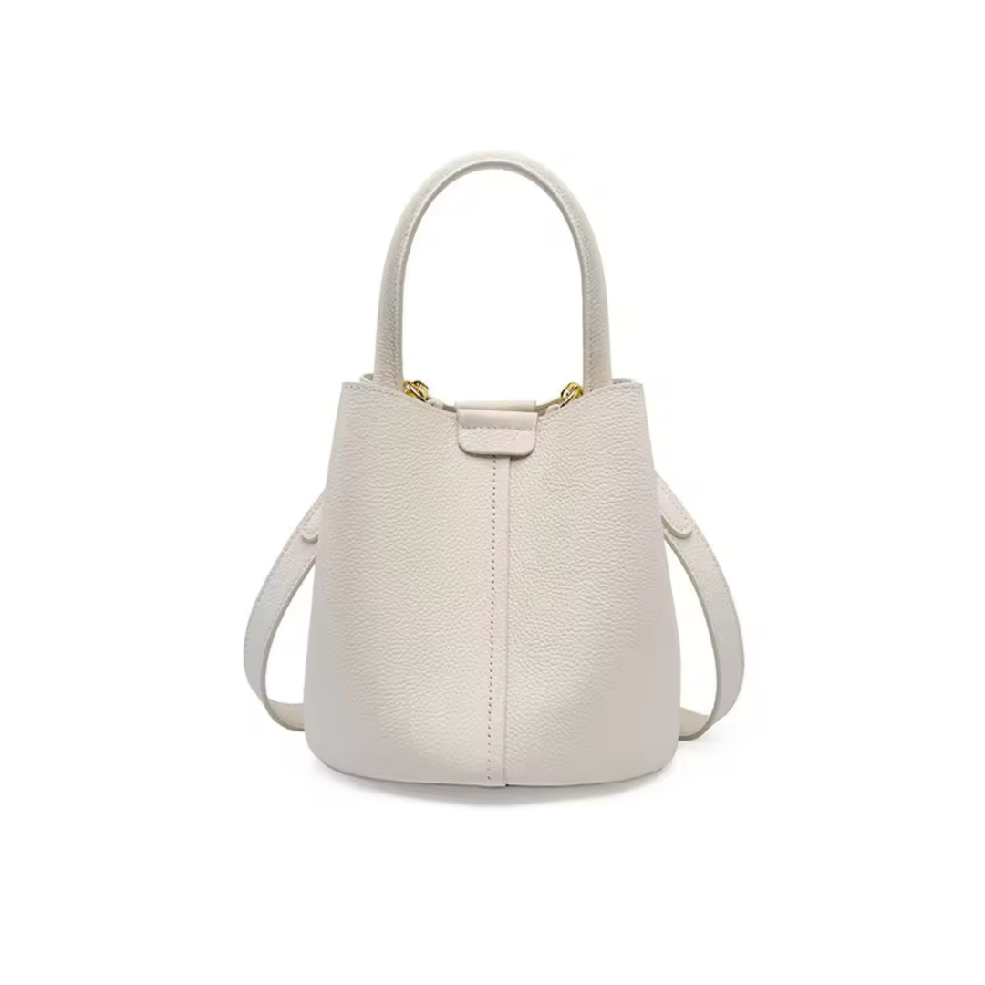 Bucket Bag Noah in Weiß – Runde Eimer-Tasche aus feinem Rindsleder mit elegantem Design, verstellbarem Schulterriemen und kompakter Größe, ideal für Alltag und besondere Anlässe.