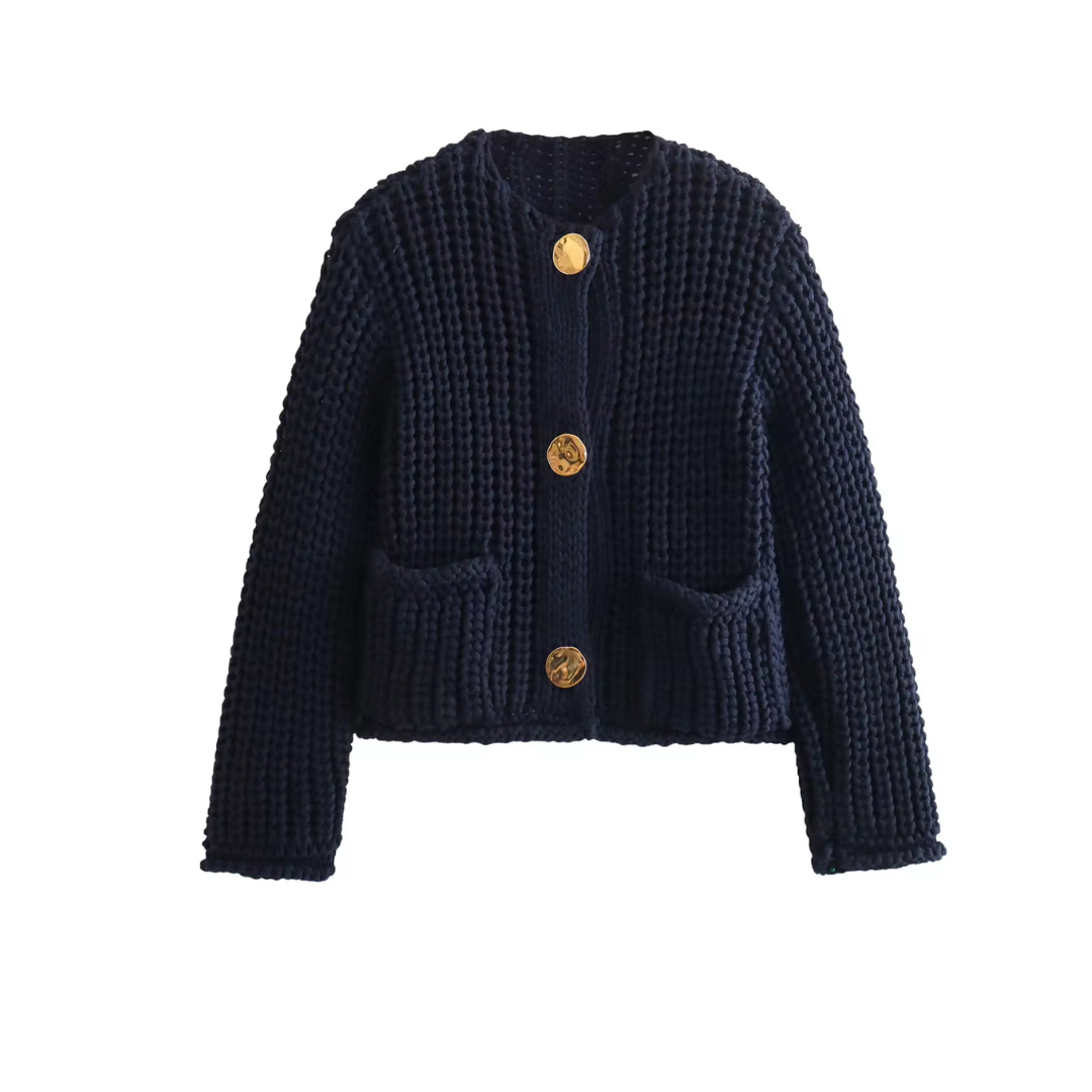 Produktfoto des eleganten Cardigans Ava in Vorderansicht. Der Cardigan verfügt über einen klassischen O-Ausschnitt, eine Knopfleiste und lange Ärmel, gefertigt aus hochwertigem, weichem Strickmaterial. Das lockere, entspannte Design bietet Komfort und Wärme für Herbst und Winter.