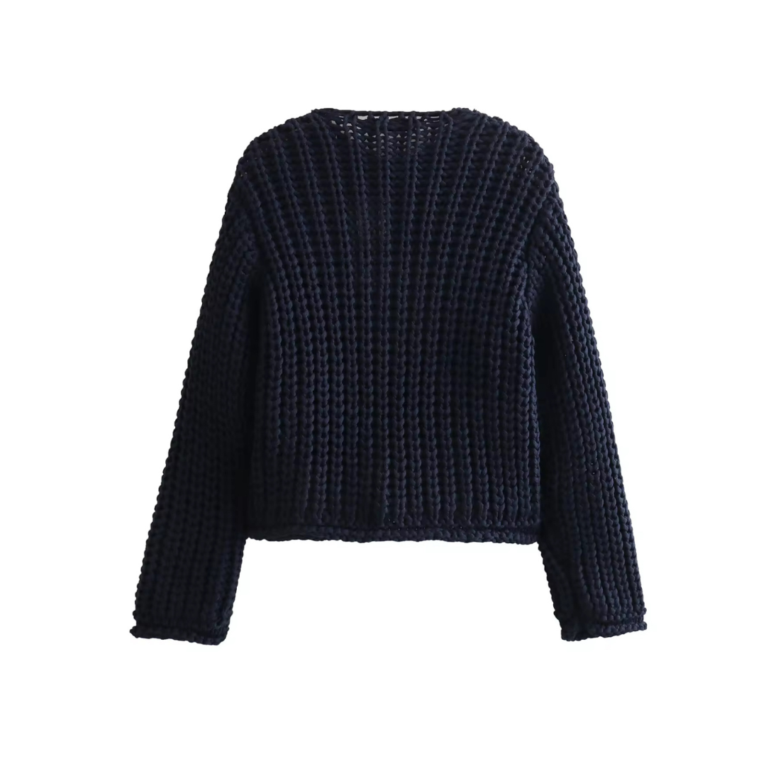Produktfoto des eleganten Cardigans Ava in Rückansicht. Der Cardigan zeigt sich mit einem klassischen Design, langen Ärmeln und einer praktischen Knopfleiste, gefertigt aus hochwertigem, weichem Strickmaterial. Das lockere, entspannte Fit sorgt für maximalen Komfort und Wärme an kühleren Tagen.
