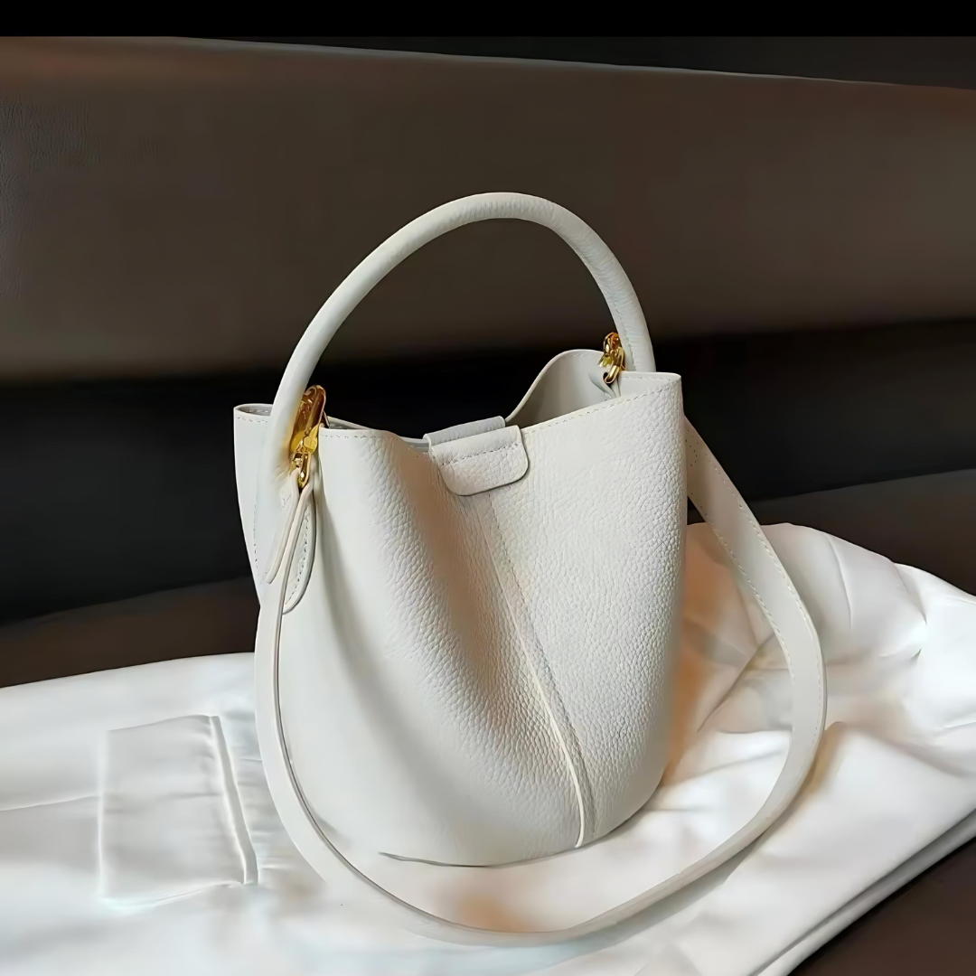 Bucket Bag Noah in Weiß – Runde Eimer-Tasche aus feinem Rindsleder mit elegantem Design, verstellbarem Schulterriemen und kompakter Größe, ideal für Alltag und besondere Anlässe.