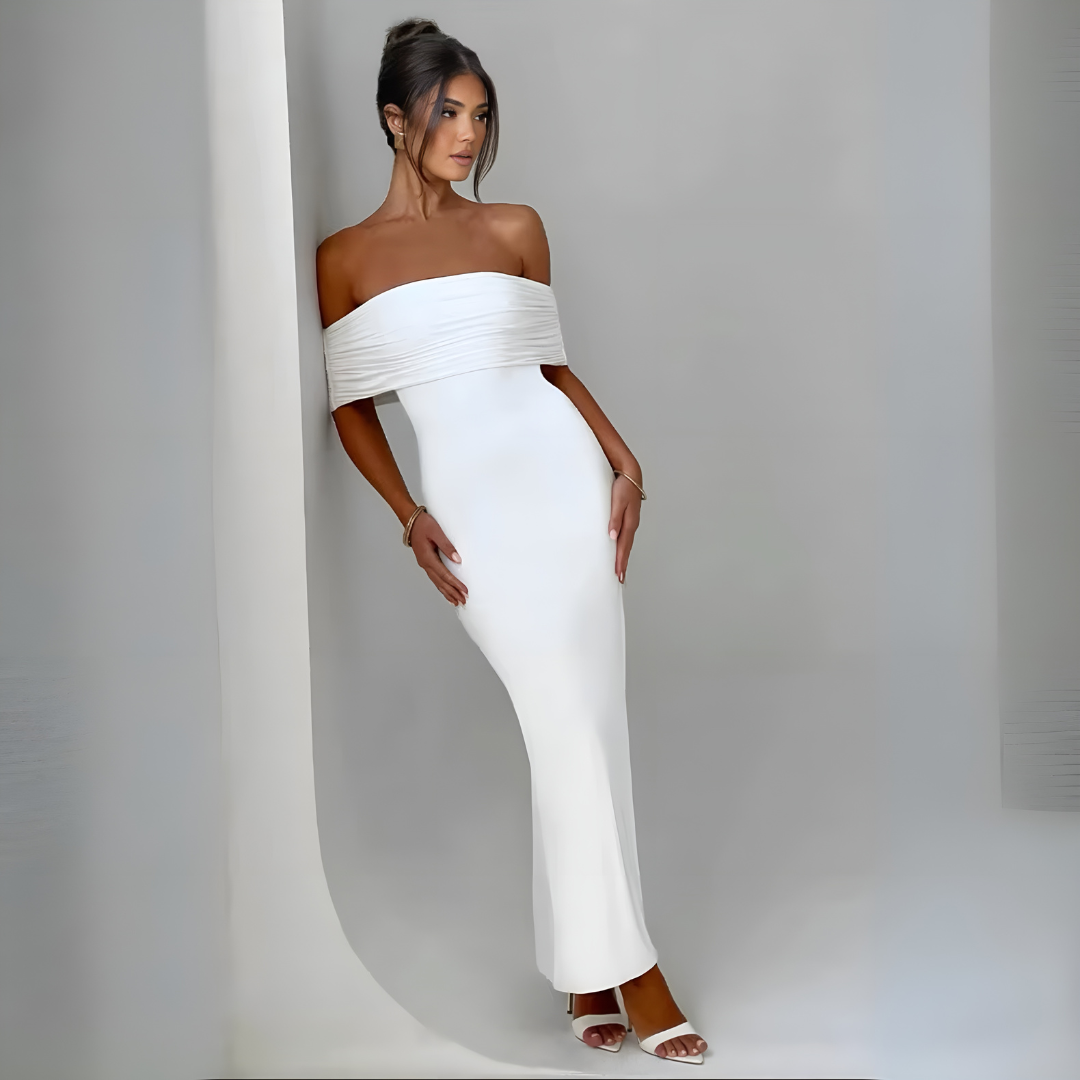 Frau in stilvollem, weißem Maxi-Kleid Sienna in Vorderansicht. Das schulterfreie, trägerlose und rückenfreie Design betont eine verführerische Silhouette, während der hochwertige Stoff für einen figurschmeichelnden Sitz sorgt. Ideal für elegante Events, Hochzeiten und Club-Partys.