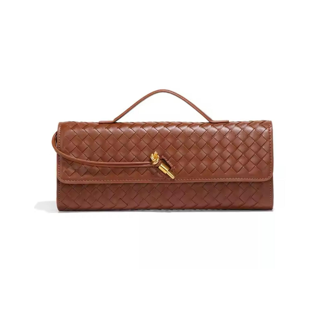 Produktbild der Tasche Fina in Farbe Braun auf neutralem Hintergrund - Hochwertige gewebte Umhängetasche für Damen, minimalistisches Design, Premium Clutch mit langem Schulterriemen, ideal für Alltag und besondere Anlässe