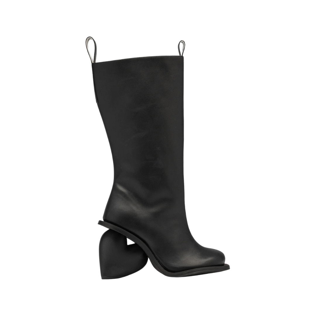 Seitenansicht der Love Heels Boots in Schwarz auf neutralem Hintergrund. Die eleganten Damenstiefel mit Reißverschluss, Rundkopf-Design und knielangem Schaft präsentieren den stilvollen Schuh mit luxuriösem schwarzem Absatz.