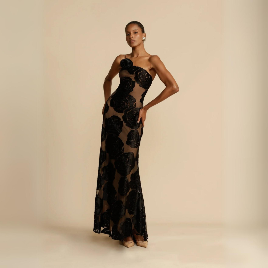 rau in luxuriösem Kleid Mary in Vorderansicht. Das Kleid zeichnet sich durch sein elegantes Ein-Schulter-Design, die rückenfreie Silhouette und die figurbetonte Bodycon-Passform aus. Ideal für glamouröse Abendveranstaltungen und besondere Anlässe.