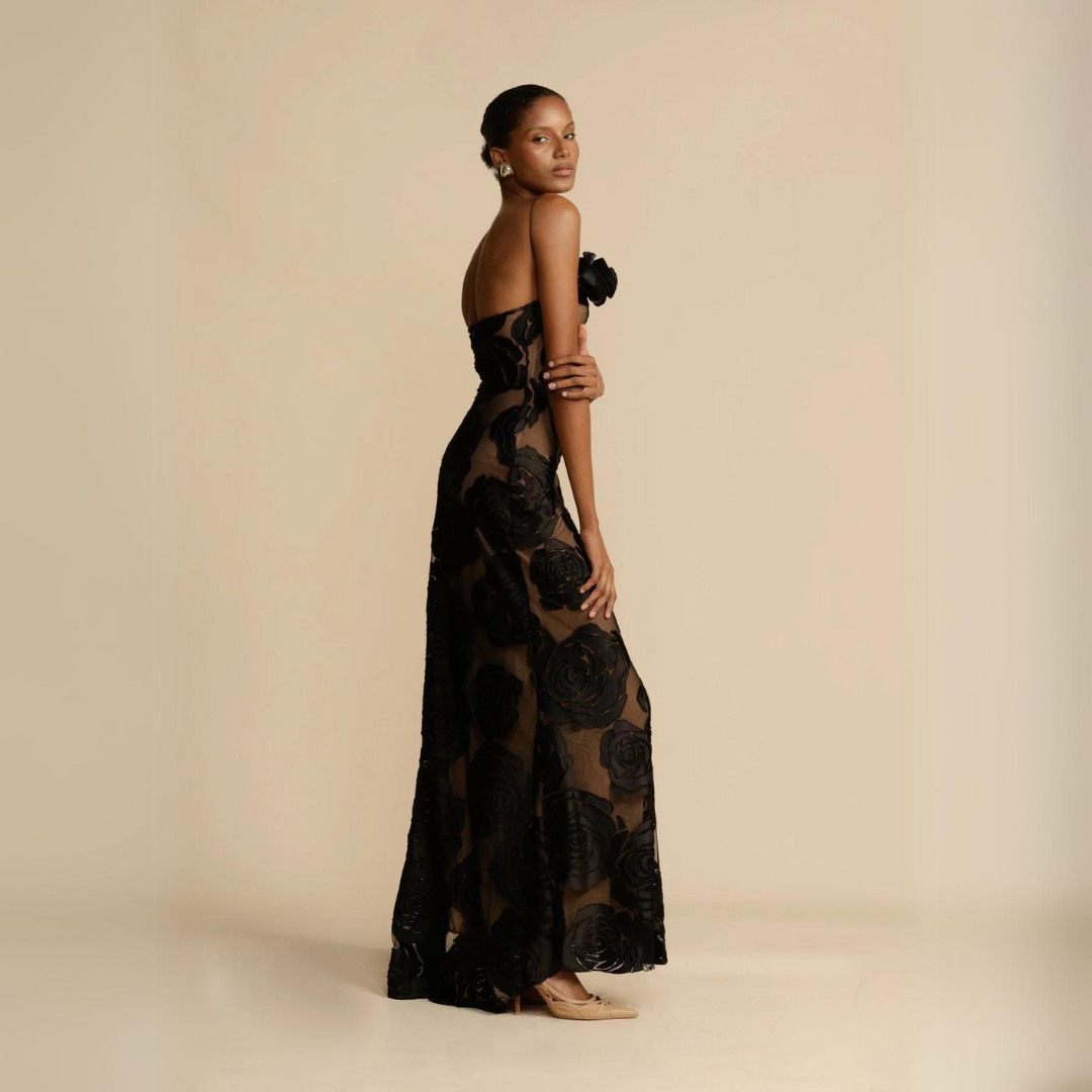 Rückansicht des luxuriösen Kleids Mary, das durch sein rückenfreies Design und die elegante Ein-Schulter-Silhouette besticht. Perfekt für festliche Anlässe und glamouröse Abendveranstaltungen.