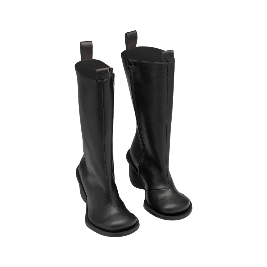 Vorderansicht der Love Heels Boots in Schwarz auf neutralem Hintergrund. Die eleganten Damenstiefel mit Reißverschluss, Rundkopf-Design und knielangem Schaft präsentieren den stilvollen Schuh mit luxuriösem schwarzem Absatz.