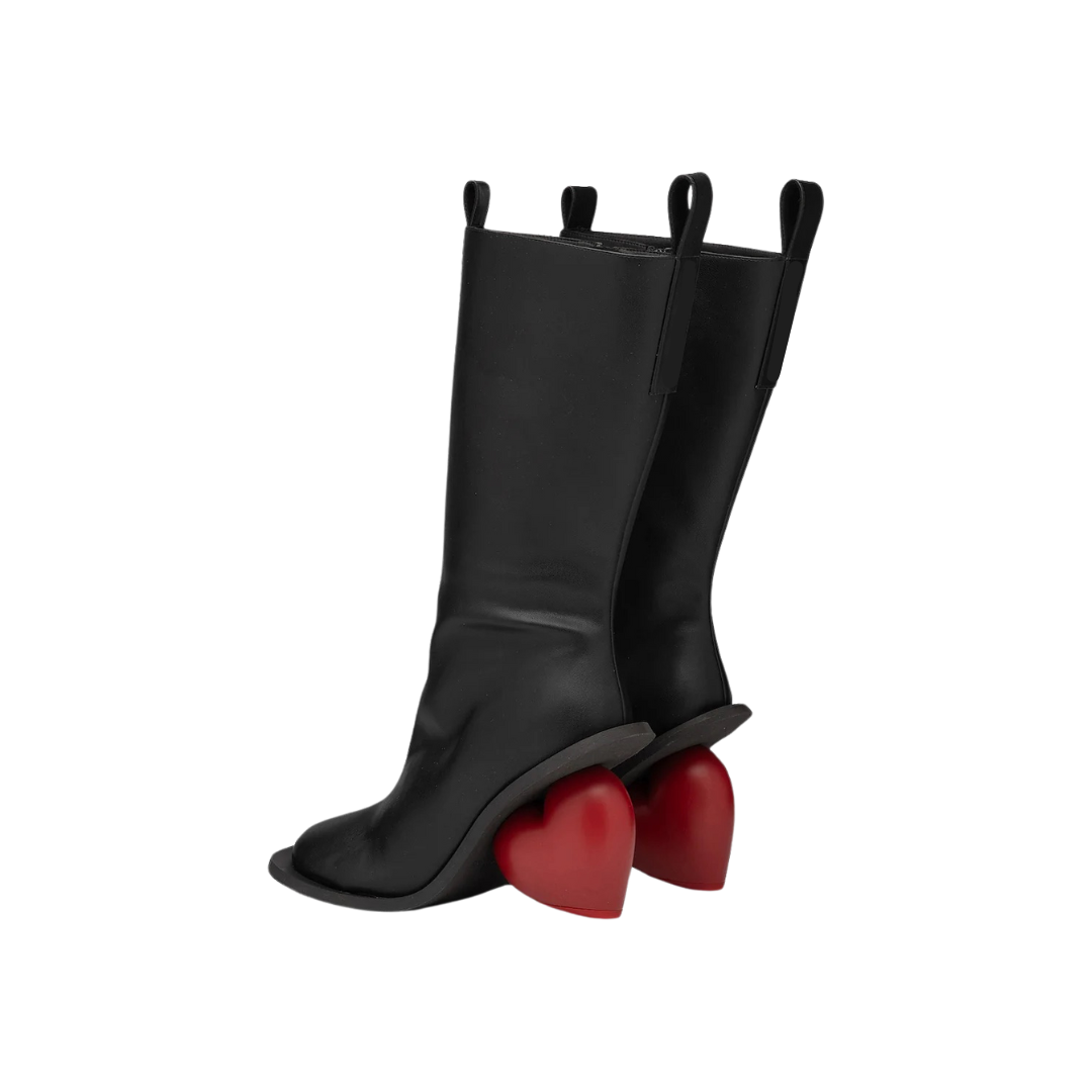 Rückansicht der Love Heels Boots auf neutralem Hintergrund. Die knielangen Damenstiefel mit Rundkopf-Design und Reißverschluss zeigen ihren roten Herz-Absatz, der das elegante und modische Design unterstreicht.