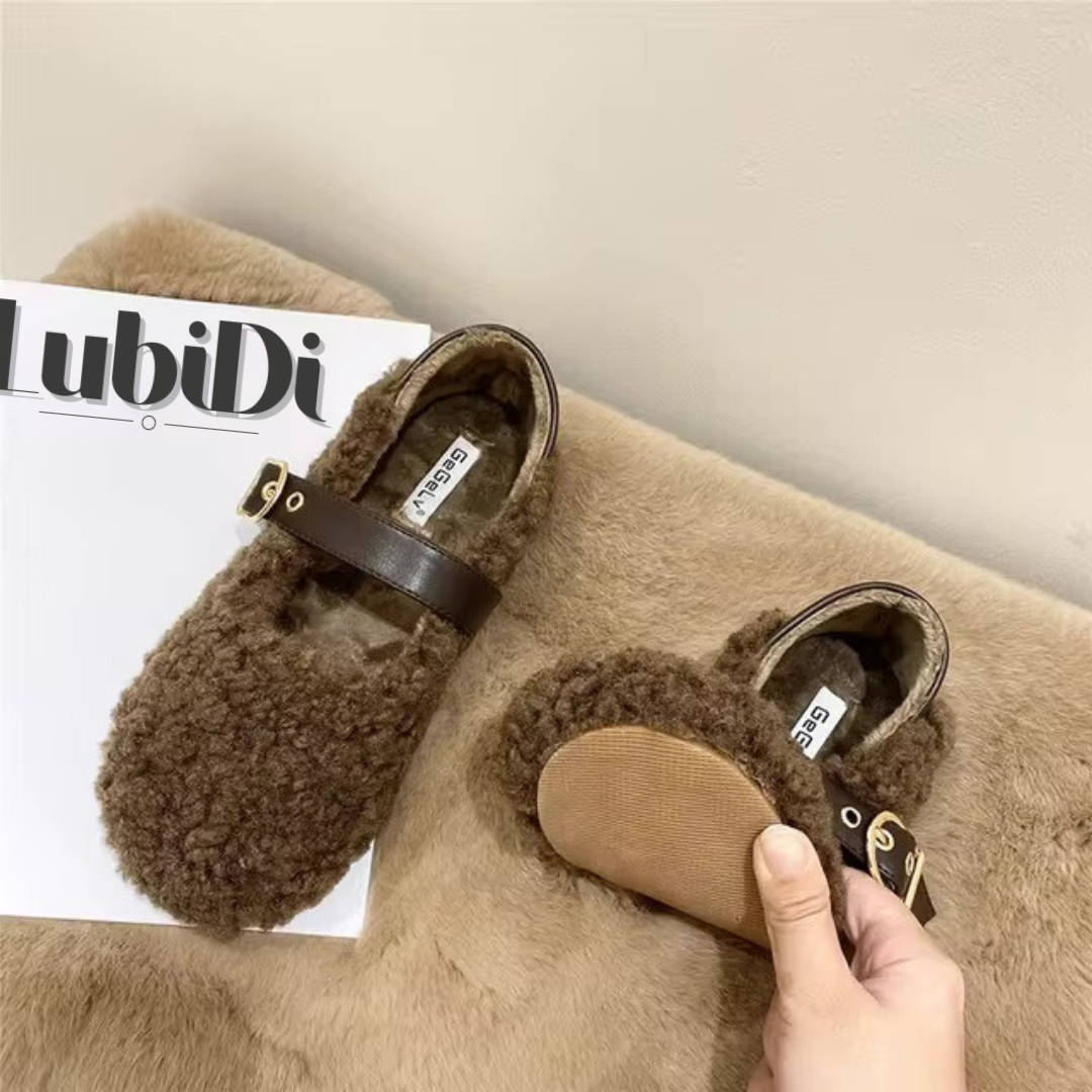 Loafer Teddy in Braun, abgebildet in der Vorderansicht. Das Bild zeigt ein Paar der Schuhe, die aus weichem Lammhaar gefertigt sind und das klassische Mary-Jane-Design aufweisen. Die flache, flexible Sohle und der Slip-On-Stil sind deutlich sichtbar, ideal für den Komfort an kühlen Tagen.