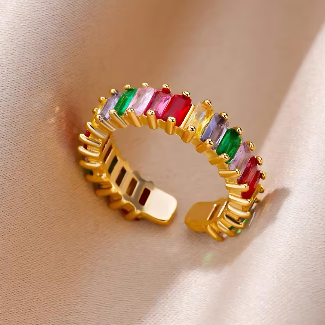 Ring Rainbow mit mehrschichtiger Struktur, präsentiert auf einem goldenen Seidentuch. Der Ring aus hochwertigem Edelstahl in Goldfarbe ist größenverstellbar und bietet ein markantes Design mit einem luxuriösen Erscheinungsbild.