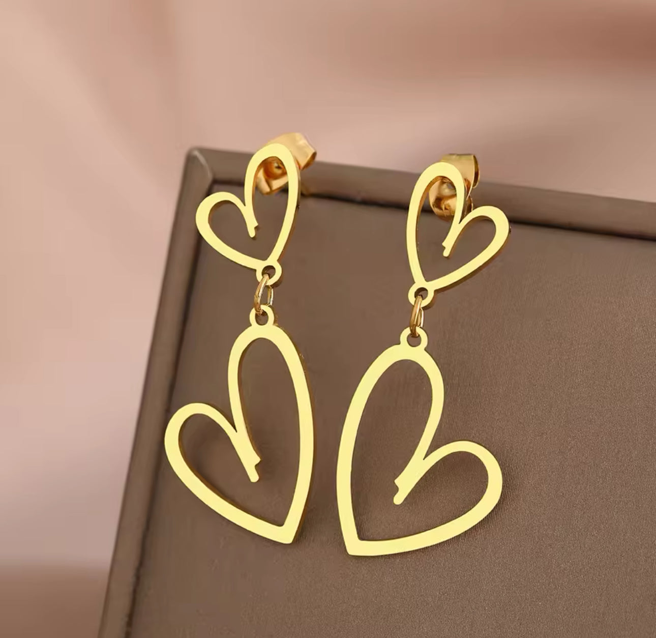 Ohrstecker Golden Heart aus Edelstahl in einer eleganten Schmuckbox. Die Gold-Ohrstecker mit Herzanhängern sind stilvoll präsentiert und eignen sich hervorragend als Geschenk oder für besondere Anlässe.