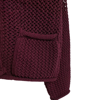 Bordeauxfarbener Strickcardigan Vorderansicht Tasche rechts